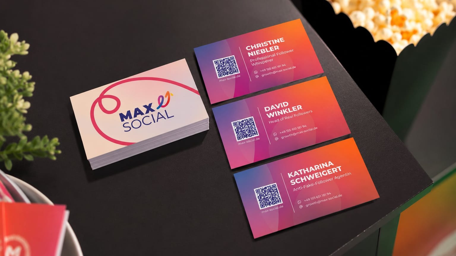 Bedruckte Visitenkarten und Give-aways auf einem Messestand