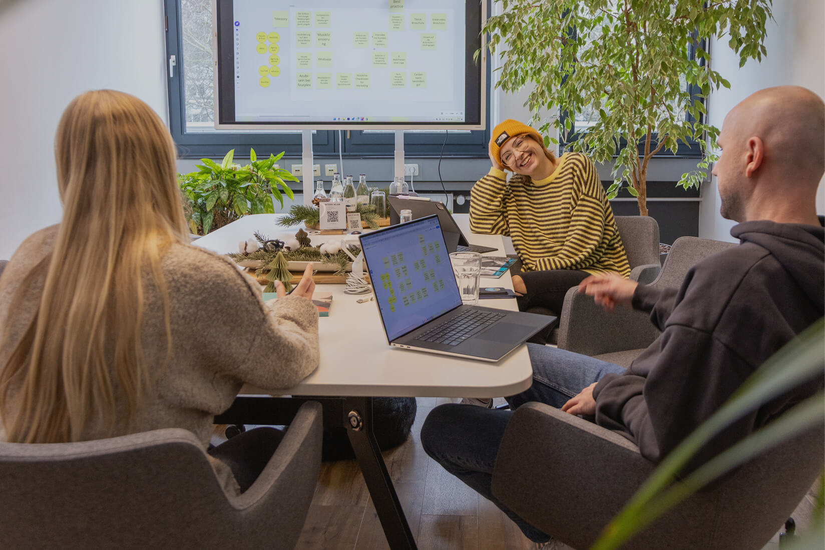fourplex Team bei der Content-Planung am Besprechungstisch
