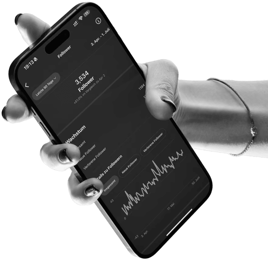 Hand haelt ein Smartphone, das die Follower-Statistik eines Social-Media-Profils zeigt