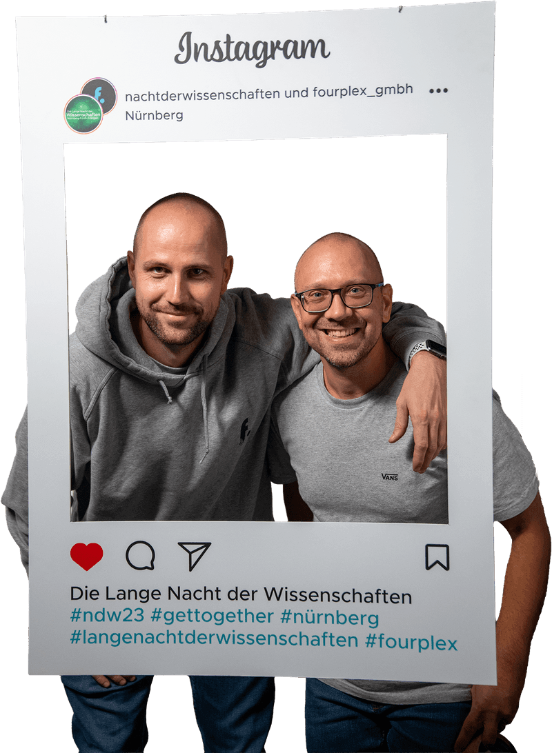 Zwei Personen halten einen Instagram-Rahmen zur Langen Nacht der Wissenschaften vor sich